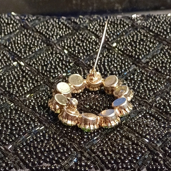 Vintage rhinestone 10 stone light green wreath shaped brooch. - Picture 4 of 13